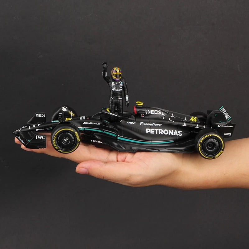 Mercedes W14 with Driver 2023 F1 Racing Bburago 1:24